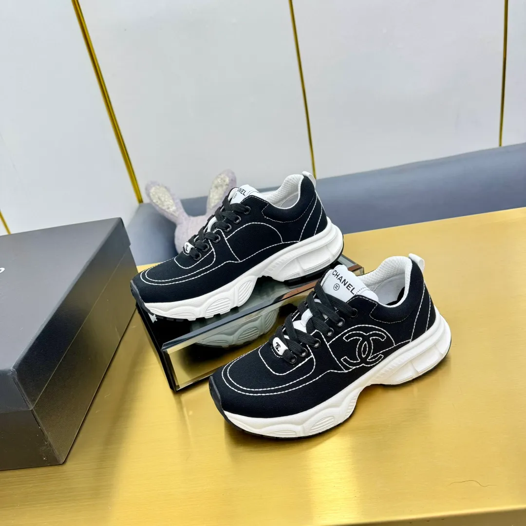 👟👟Ex-factory price 620👟👟 Upgraded version, upgraded version, upgraded version! No rebuttal accepted! ! ! ! Chanel Chanel dad shoes, couples' model for men and women - 2025 top casual sports shoes in the counter. This classic design; the upper is electro-embroidered with various techniques; ❷The inner lining is made of: original Yangli + net ❸The outsole is based on: the original TPU combination outsole. The full set of boutique packaging for women 35–41